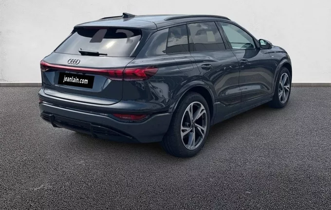 AUDI Q6 E-TRON 306 ch 100 kWh performance S line extérieur trois quart arrière droit 0713