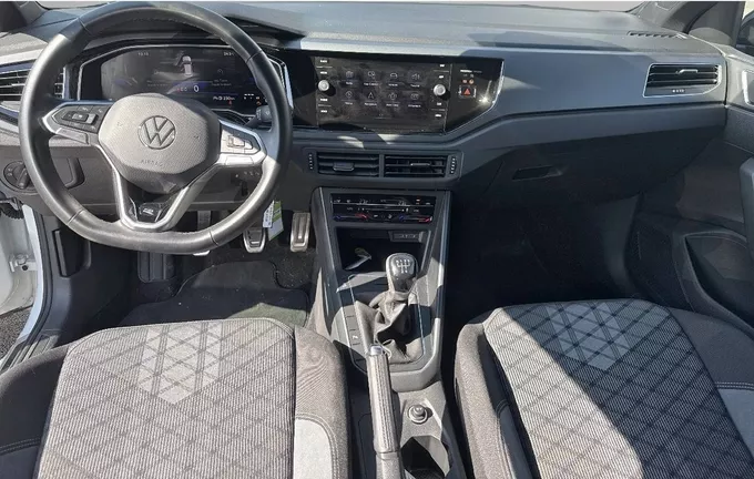 VOLKSWAGEN POLO 1.0 TSI 95 S&S BVM5 R-Line extérieur trois quart avant droit 2130076