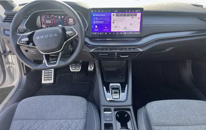 SKODA OCTAVIA Combi 1.5 TSI Hybrid 150 ch ACT DSG7 Sportline extérieur trois quart avant droit 2125561
