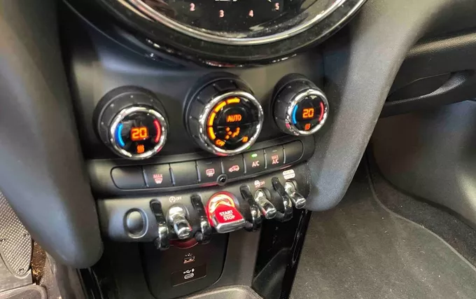 MINI COOPER Hatch 3 Portes Cooper 136 ch DKG7 Finition Business Design photo 14 2132086