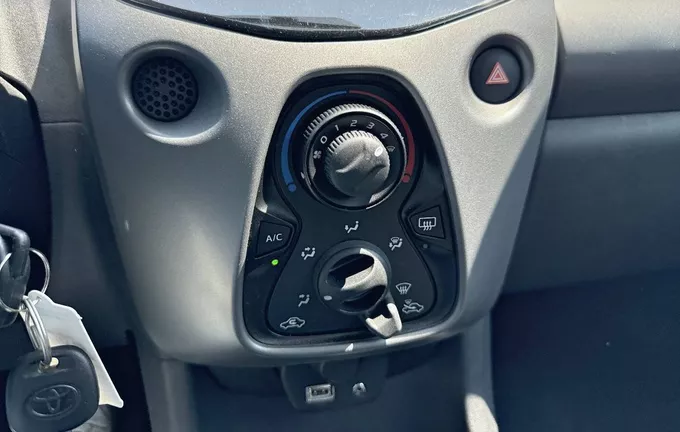 TOYOTA AYGO 1.0 VVT-i x-play photo 14 1103714