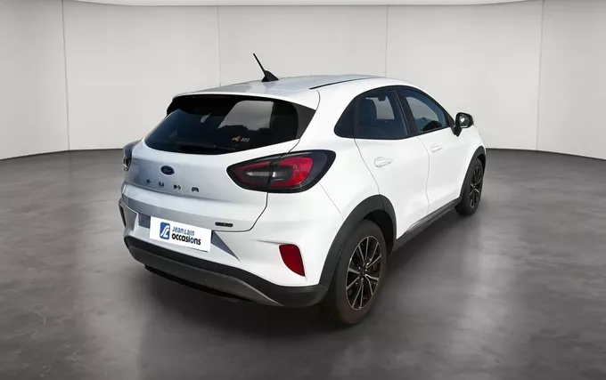 FORD PUMA 1.0 Flexifuel 125 ch mHEV S&S BVM6 Titanium extérieur trois quart arrière droit 2132737