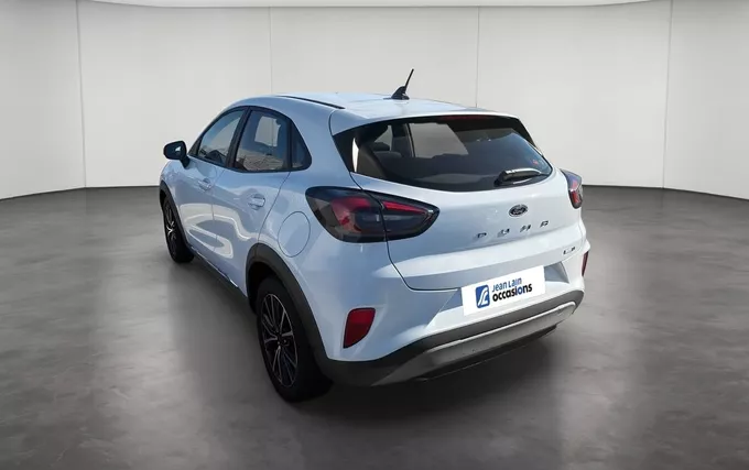 FORD PUMA 1.0 Flexifuel 125 ch mHEV S&S BVM6 Titanium extérieur trois quart arrière gauche 2132737