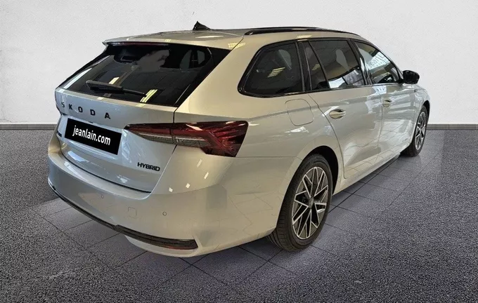 SKODA OCTAVIA Combi 1.5 TSI Hybrid 150 ch ACT DSG7 Sportline extérieur trois quart arrière droit 0655