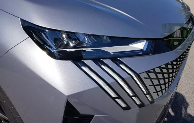 PEUGEOT 5008 Hybrid 136 e-DCS6 Allure photo 16 945813