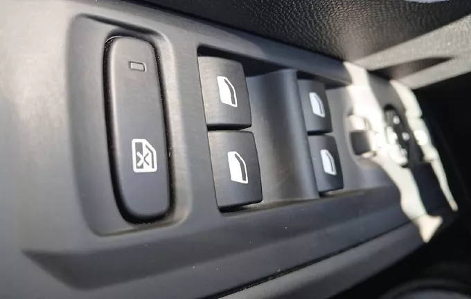 PEUGEOT 5008 Hybrid 136 e-DCS6 Allure photo 19 945813