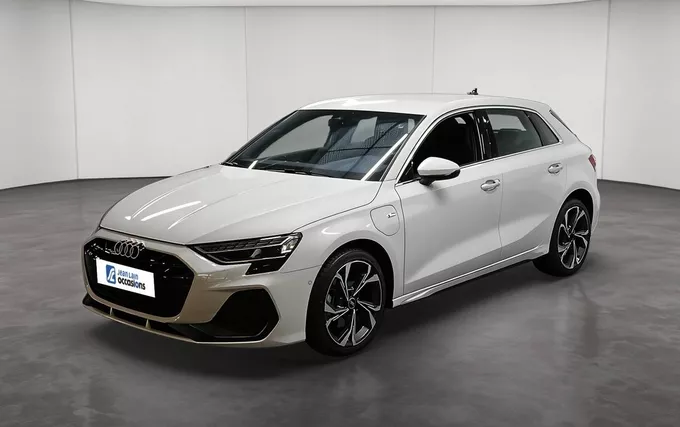 AUDI A3 Sportback TFSI e Hybride rechargeable 204 S tronic 6 S line extérieur trois quart avant gauche 2131830
