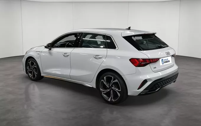 AUDI A3 Sportback TFSI e Hybride rechargeable 204 S tronic 6 S line extérieur trois quart arrière gauche 2131830