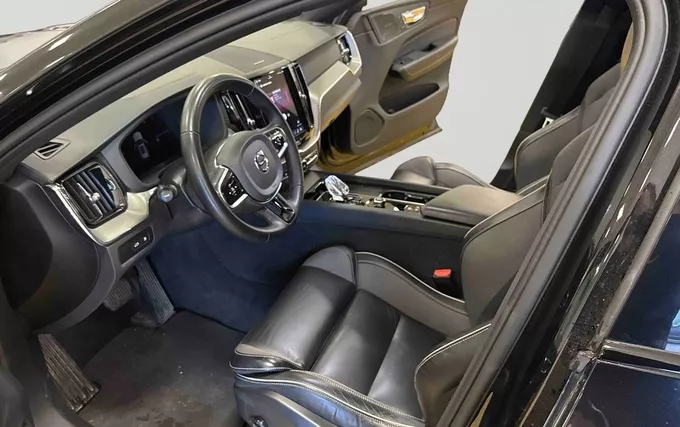 VOLVO XC60 T6 AWD Hybride rechargeable 253 ch+145 ch Geartronic 8 Black Edition photo 11 2132543