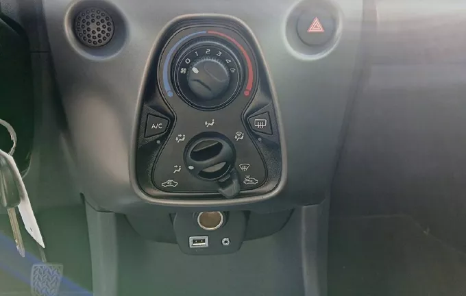TOYOTA AYGO 1.0 VVT-i x-play photo 14 1103463