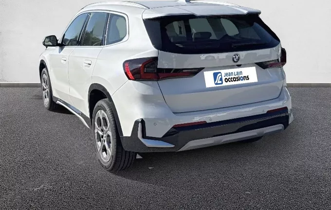 BMW X1 sDrive 18i 136ch DKG7 xLine extérieur trois quart arrière gauche 2129004