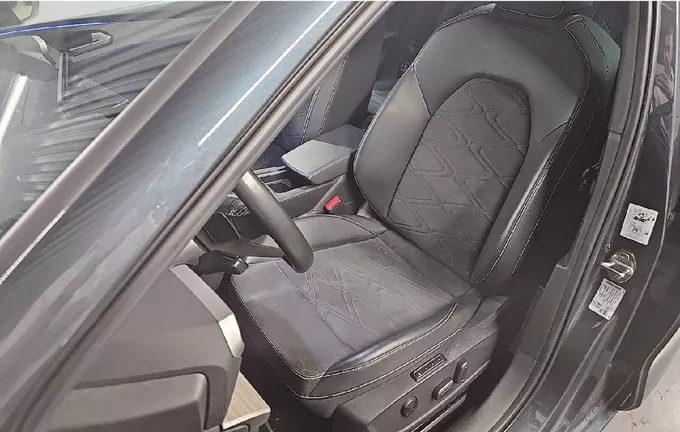 SEAT LEON Sportstourer 2.0 TDI 150 DSG7 Xcellence extérieur trois quart arrière droit 2129062