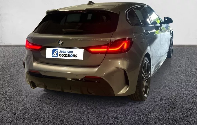 BMW SERIE 1 118i 136 ch DKG7 M Sport extérieur trois quart arrière droit 2128387