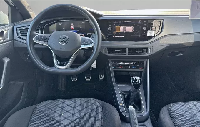 VOLKSWAGEN POLO 1.0 TSI 95 S&S BVM5 R-Line extérieur trois quart avant droit 2123515