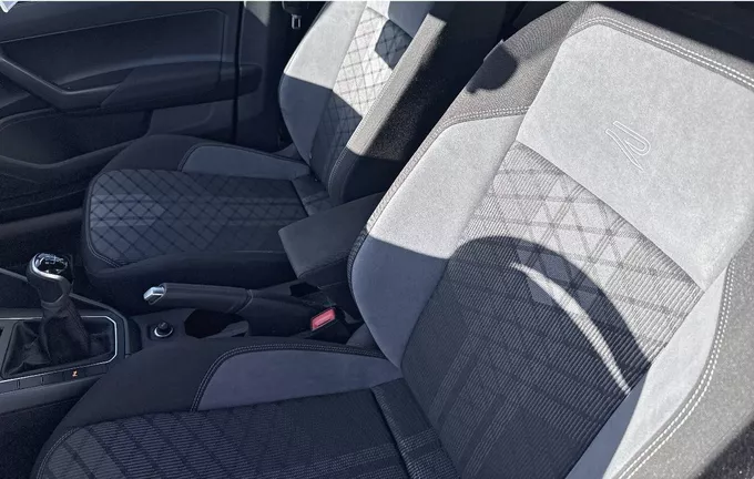 VOLKSWAGEN POLO 1.0 TSI 95 S&S BVM5 R-Line extérieur trois quart arrière droit 2123515