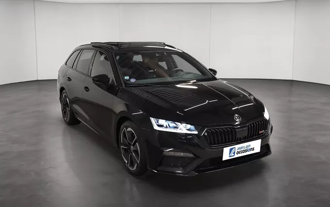 SKODA OCTAVIA Combi 2.0 TSI 245 ch DSG7 RS extérieur trois quart avant droit 2132672