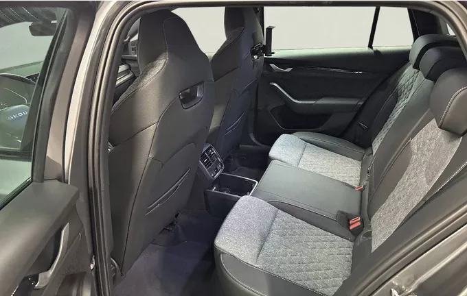 SKODA OCTAVIA Combi 2.0 TDI 150 ch SCR DSG7 Sportline extérieur trois quart arrière droit 2130109