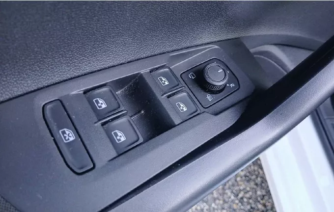 VOLKSWAGEN POLO 1.0 MPI 80 S&S BVM5 extérieur trois quart arrière droit 2126681