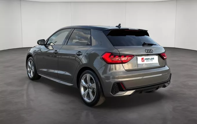 AUDI A1 Sportback 30 TFSI 116 ch S tronic 7 S Line extérieur trois quart arrière gauche 0190