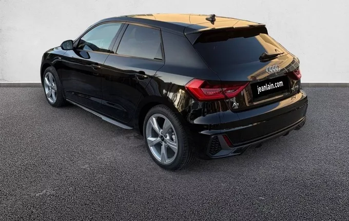 AUDI A1 Sportback 30 TFSI 116 ch S tronic 7 S Line extérieur trois quart arrière gauche 2024