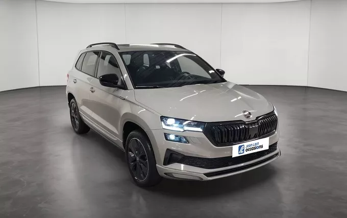 SKODA KAROQ 1.5 TSI Evo 2 150 ch ACT DSG7 Sportline extérieur trois quart avant droit 2131677
