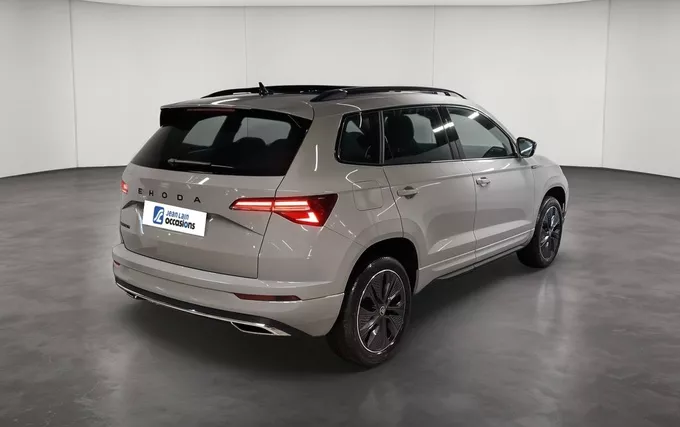 SKODA KAROQ 1.5 TSI Evo 2 150 ch ACT DSG7 Sportline extérieur trois quart arrière droit 2131677
