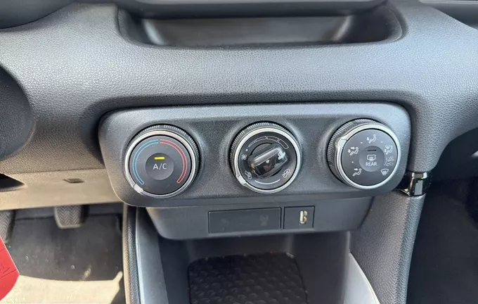 TOYOTA YARIS 120 VVT-i Dynamic photo 14 1103526
