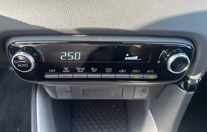 TOYOTA YARIS Hybride 116h Dynamic Business photo 14 74694