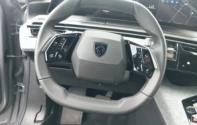 PEUGEOT 5008 Hybrid 136 e-DCS6 Allure photo 9 945814
