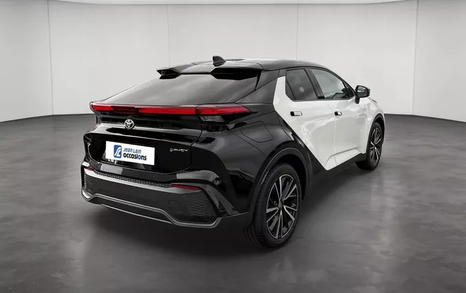 TOYOTA C-HR Hybride Rechargeable 225 Collection Premiere extérieur trois quart arrière droit 1104080