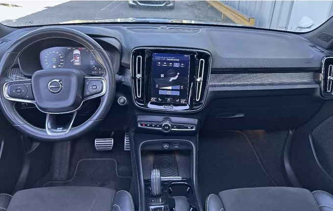 VOLVO XC40 D4 AWD AdBlue 190 ch Geartronic 8 R-Design extérieur trois quart avant droit 213095