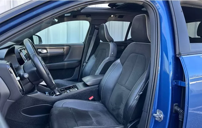 VOLVO XC40 D4 AWD AdBlue 190 ch Geartronic 8 R-Design extérieur trois quart arrière droit 213095