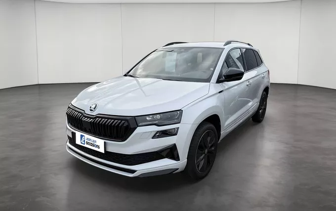SKODA KAROQ 1.5 TSI 150 ch ACT DSG7 Sportline extérieur trois quart avant gauche 2133293