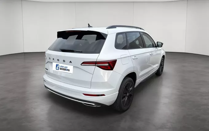 SKODA KAROQ 1.5 TSI 150 ch ACT DSG7 Sportline extérieur trois quart arrière droit 2133293