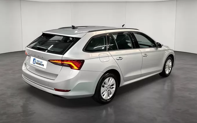 SKODA OCTAVIA Combi 1.0 TSI mHEV e-TEC 110 ch DSG7 Business extérieur trois quart arrière droit 2132676