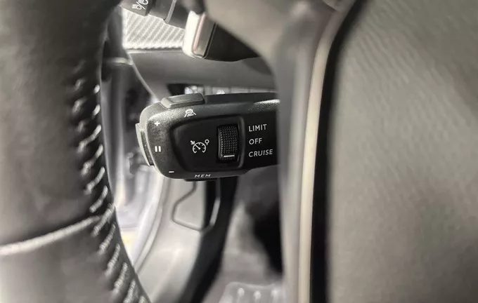 PEUGEOT 208 Hybrid 100 e-DCS6 Allure photo 18 944065