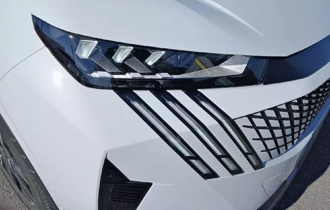 PEUGEOT 3008 Hybrid 145 e-DCS6 GT photo 16 944928