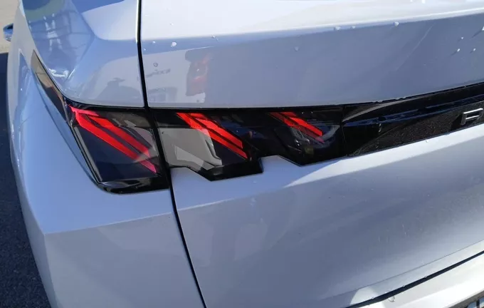 PEUGEOT 3008 Hybrid 145 e-DCS6 GT photo 17 944928