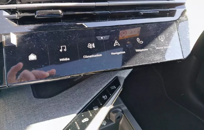 PEUGEOT 3008 Hybrid 145 e-DCS6 GT photo 19 944928