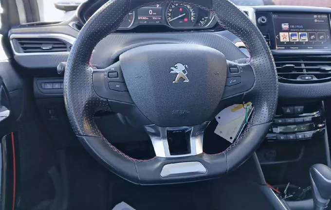 PEUGEOT 208 1.2 PureTech 110ch S&S EAT6 GT Line photo 9 946685
