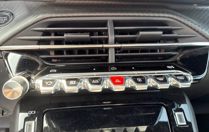 PEUGEOT 2008 Hybrid 136 e-DCS6 GT photo 14 2128386
