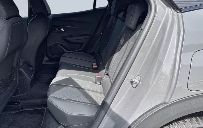 PEUGEOT 2008 Hybrid 136 e-DCS6 GT photo 17 2128386