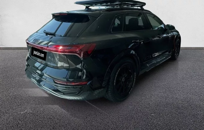 AUDI Q8 E-TRON Q8 55 E TRON QUATTRO DAKAR EDITION extérieur trois quart arrière droit 3962