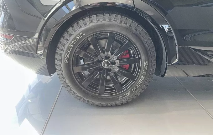AUDI Q8 E-TRON Q8 55 E TRON QUATTRO DAKAR EDITION photo 9 3962