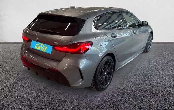 BMW SERIE 1 118i 136 ch DKG7 M Sport extérieur trois quart arrière droit 213423