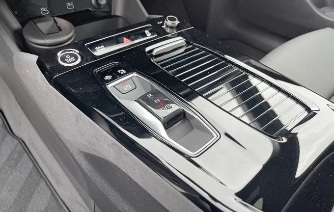 AUDI A6 E-TRON Avant Performance S line photo 13 9546