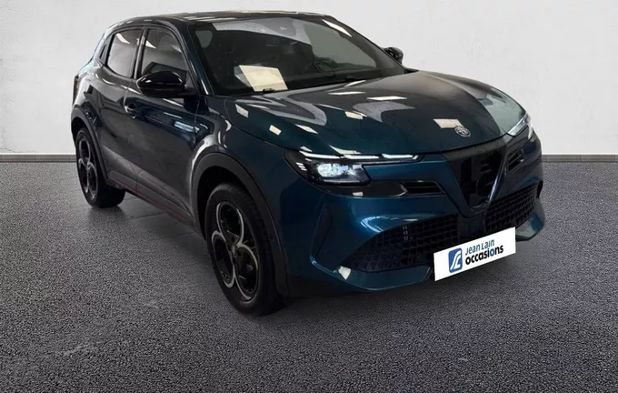 ALFA ROMEO JUNIOR 1.2 Ibrida 136 ch eDCT6 Speciale extérieur trois quart avant droit 2126806