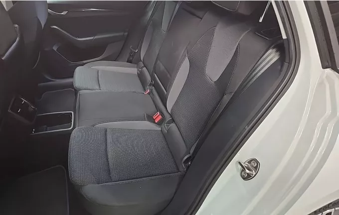 SKODA OCTAVIA Combi 1.5 TSI Hybrid 150 ch ACT DSG7 Selection extérieur arrière 2126695