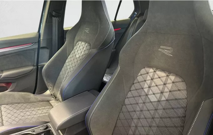 VOLKSWAGEN GOLF 1.5 eTSI EVO2 150 DSG7 R-Line extérieur trois quart arrière droit 2118065