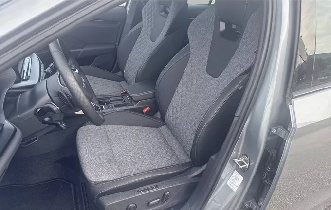 SKODA OCTAVIA Combi 1.5 TSI Hybrid 150 ch ACT DSG7 Sportline extérieur trois quart arrière droit 4942
